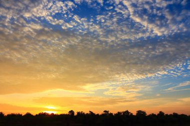 Günbatımında gökyüzünün güzel atmosfer