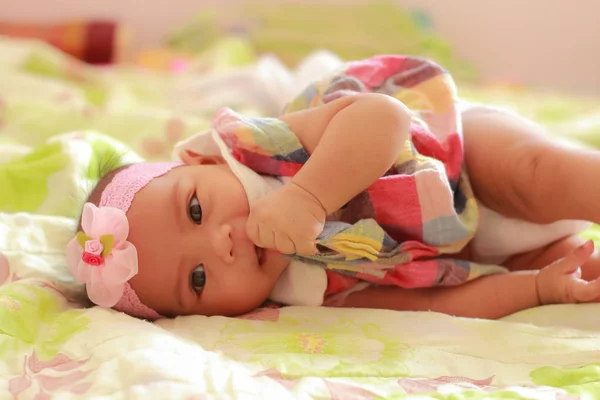 Sevimli Küçük Bebek Kız Kameraya Doğru Seyir — Stok fotoğraf