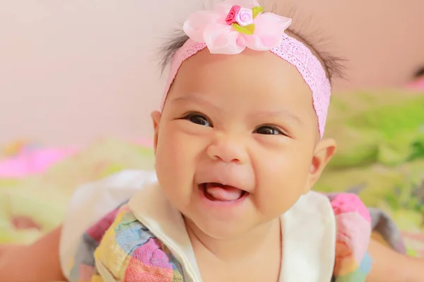 Bonito Bebê Pequeno Sorriso Feliz — Fotografia de Stock