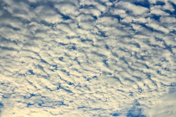 Bela atmosfera do céu nuvem ao pôr do sol . — Fotografia de Stock