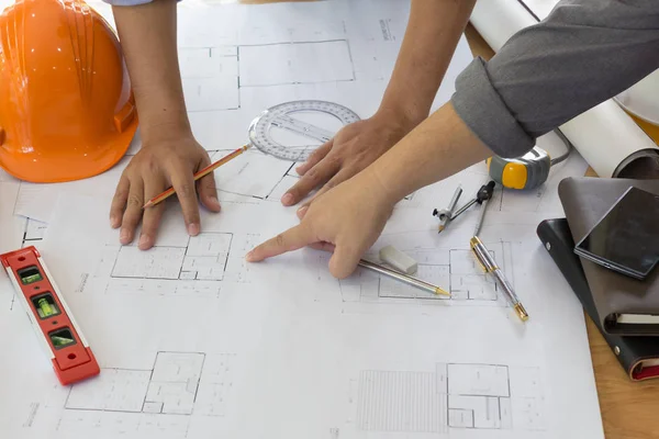 Planı üzerinde çalışan mimar. Mimarlar işyeri - mimari proje, planları, cetvel, hesap makinesi, laptop ve bölücü pusula. İnşaat kavramı. Mühendislik araçları. Üstten Görünüm