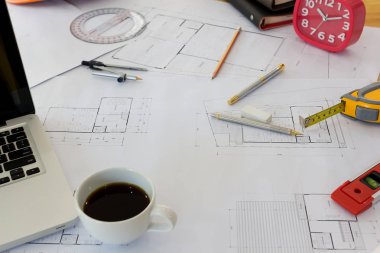 İç mekan tasarımcısı veri ve iş belge ve grafik tasarım diyagramı ile dijital tablet ve bilgisayar laptop kavram olarak ahşap masa üzerinde tartışıyor