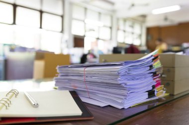 Ofis masasında tamamlanmamış evrak yığını, bir yığın iş kağıdı.