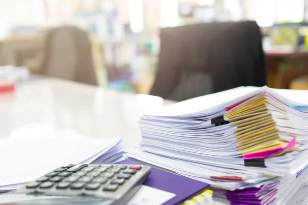 Stapel unfertiger Dokumente auf Bürotisch, Stapel von Geschäftspapieren — Stockfoto