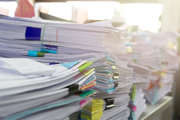 Ofis masasında tamamlanmamış evrak yığını, bir yığın iş kağıdı.