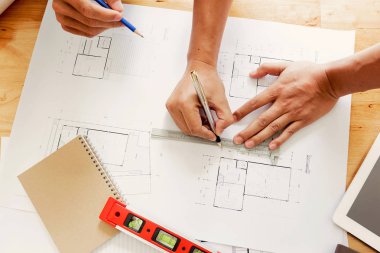 Mühendislerden oluşan bir ekip bir mimarlık ofisinde birlikte çalışıyor..