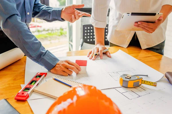 Team van ingenieurs werkt samen in een architectenbureau. — Stockfoto