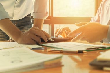 Yönetici iş adam Mali Müfettiş ve sekreter rapor verme.