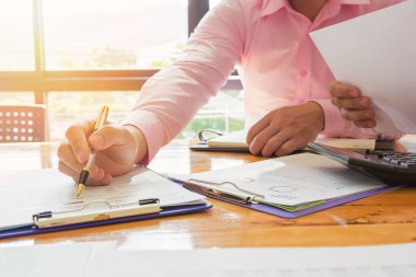 Yönetici iş adam Mali Müfettiş ve sekreter rapor verme.