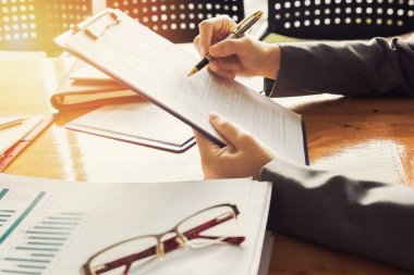 Yönetici iş adam Mali Müfettiş ve sekreter rapor verme.