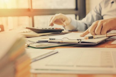 Yönetici iş adam Mali Müfettiş ve sekreter rapor verme.