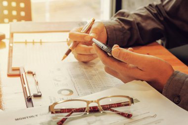 Yönetici iş adam Mali Müfettiş ve sekreter rapor verme.