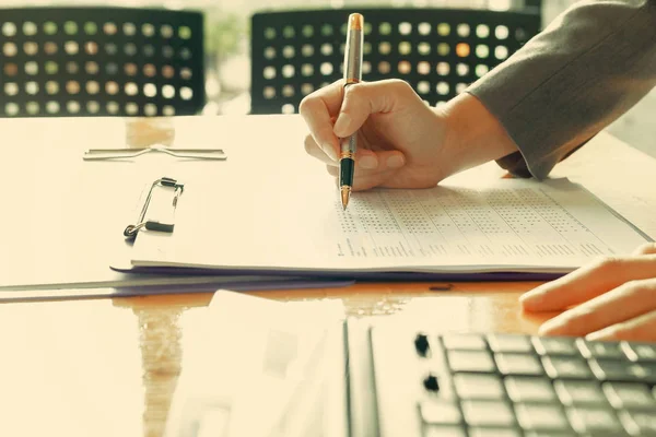 Administrator Kaufmann Finanzinspektor und Sekretär erstellen Bericht. — Stockfoto