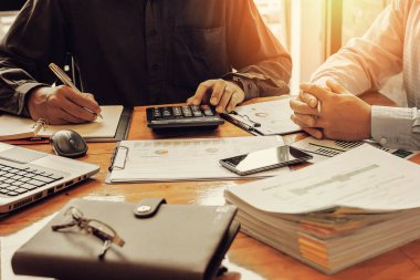 Yönetici iş adam Mali Müfettiş ve sekreter rapor verme.