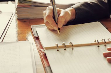 Yönetici iş adam Mali Müfettiş ve sekreter rapor verme.