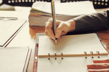 Yönetici iş adam Mali Müfettiş ve sekreter rapor verme.