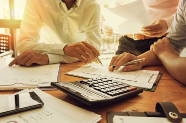 Yönetici iş adam Mali Müfettiş ve sekreter rapor verme.