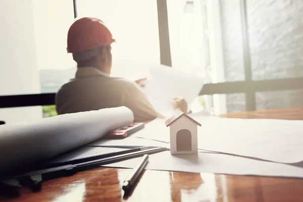 Team van ingenieurs werkt samen in een architectenbureau. — Stockfoto