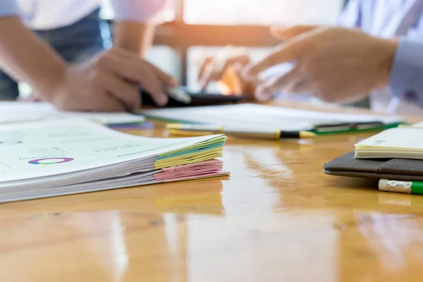 Administrator Kaufmann Finanzinspektor und Sekretär erstellen Bericht. — Stockfoto