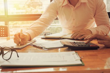 Yönetici iş adam Mali Müfettiş ve sekreter rapor verme.