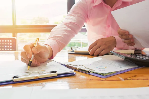 Yönetici iş adam Mali Müfettiş ve sekreter rapor verme.