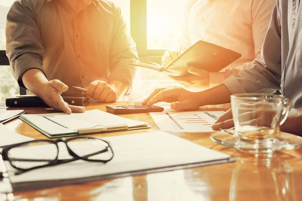 Administrator Kaufmann Finanzinspektor und Sekretär erstellen Bericht. — Stockfoto