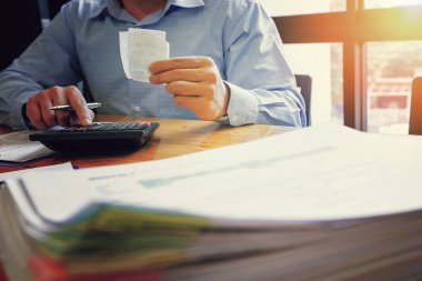 Yönetici iş adam Mali Müfettiş ve sekreter rapor verme.