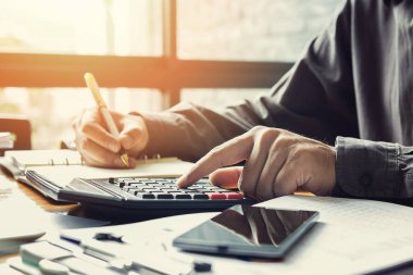 Yönetici iş adam Mali Müfettiş ve sekreter rapor verme.