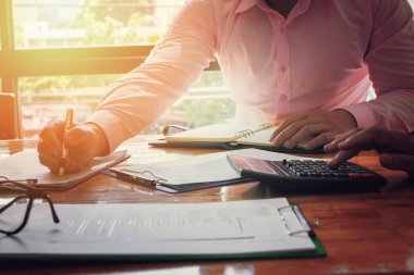 Yönetici iş adam Mali Müfettiş ve sekreter rapor verme.