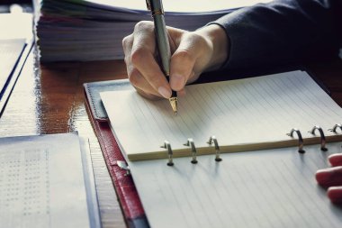 Yönetici iş adam Mali Müfettiş ve sekreter rapor verme.