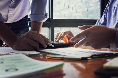 Yönetici iş adam Mali Müfettiş ve sekreter rapor verme.