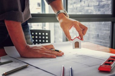 Mühendislerden oluşan bir ekip bir mimarlık ofisinde birlikte çalışıyor..