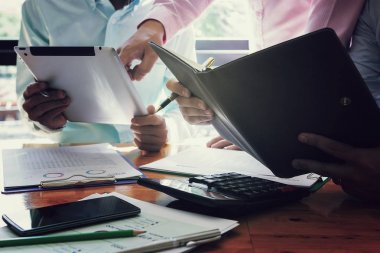 Yönetici iş adam Mali Müfettiş ve sekreter rapor verme.