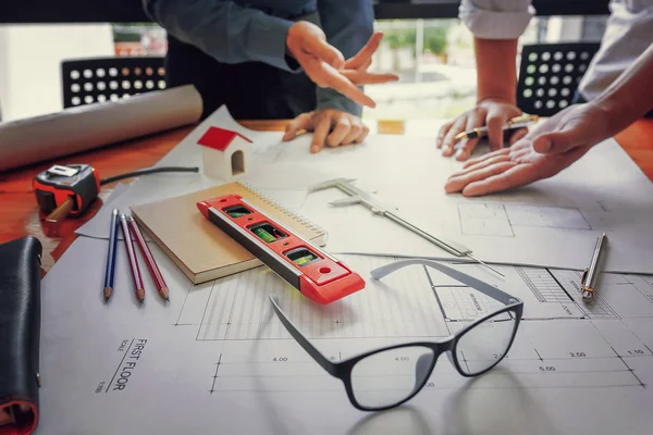 Team van ingenieurs werkt samen in een architectenbureau. — Stockfoto