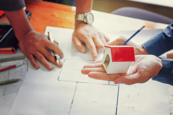 Team van ingenieurs werkt samen in een architectenbureau. — Stockfoto