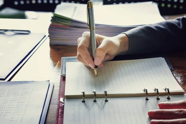 Yönetici iş adam Mali Müfettiş ve sekreter rapor verme.