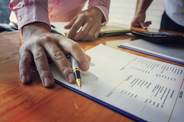 Administrator Kaufmann Finanzinspektor und Sekretär erstellen Bericht. — Stockfoto