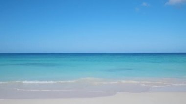 Atlantik Okyanusu Skyline. Sakin ve sakin. Günbatımında tropik bir adanın sahilinde dalgalar