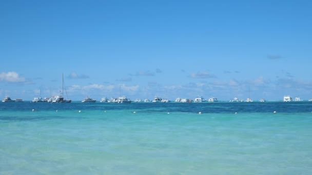 Лазурная Вода Голубое Небо Туристические Лодки Горизонте Красивый Тропический Пляж — стоковое видео