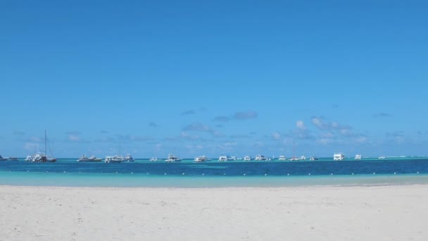 Playa Arena Blanca Con Agua Turquesa Cielo Azul Yates Barcos — Vídeo de stock