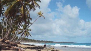 Dominikliler plajda motosiklet sürüyor. Tropikal adalıların günlük yaşamı. Punta Cana. Limon Sahili