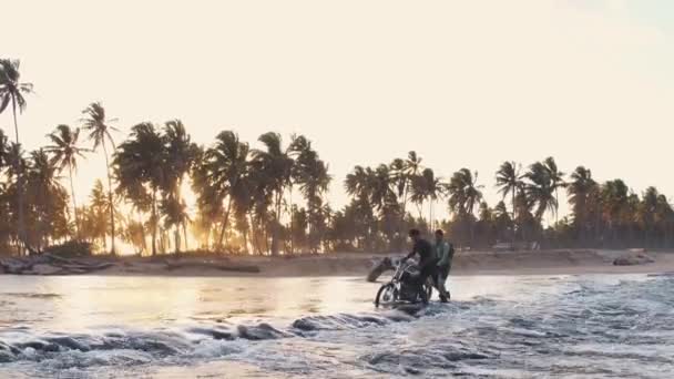 Miches Dominikanische Republik März 2020 Junge Männer Überqueren Ein Motorrad — Stockvideo