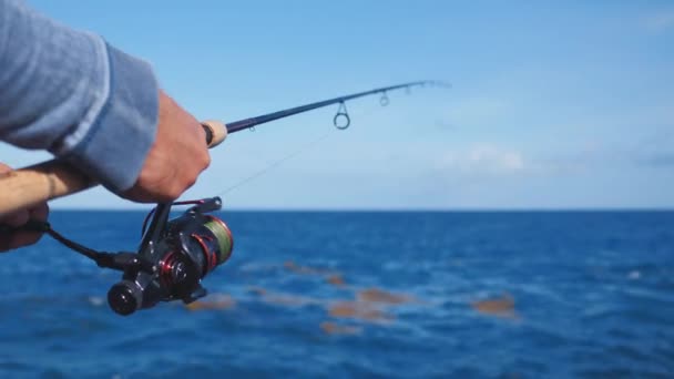 Close Pescador Mãos Torcer Carretel Com Linha Pesca Uma Haste — Vídeo de Stock