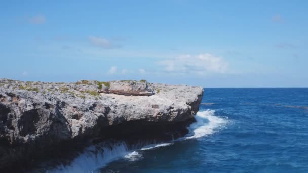Скелясті Скелі Над Блакитною Поверхнею Океану Хвилі Піни Аварії Кам — стокове відео