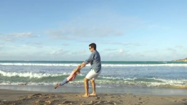 Babam gün batımında okyanusta bir çocuğun ellerini büker. Baba ve oğul hafta sonları plajda oynarlar. Mutlu bir çocukluk. Tam bir aile değil.