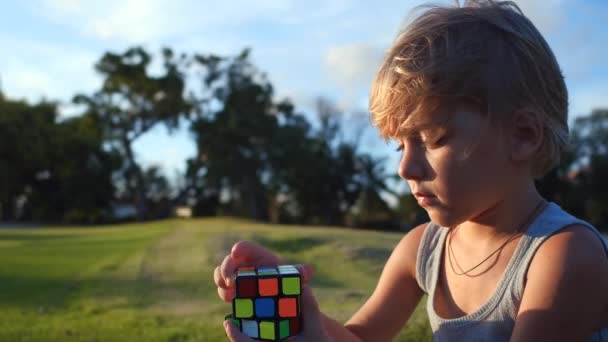 Közelkép Kisfiú Játszik Fejlesztési Elme Gyors Szellemes Játék Rubik Kocka — Stock videók