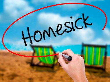 Adam el Homesick siyah kalemi ile görsel ekranda yazma.