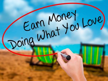 Adam el ile siyah marke kazanmak para yapıyor What You Love yazma