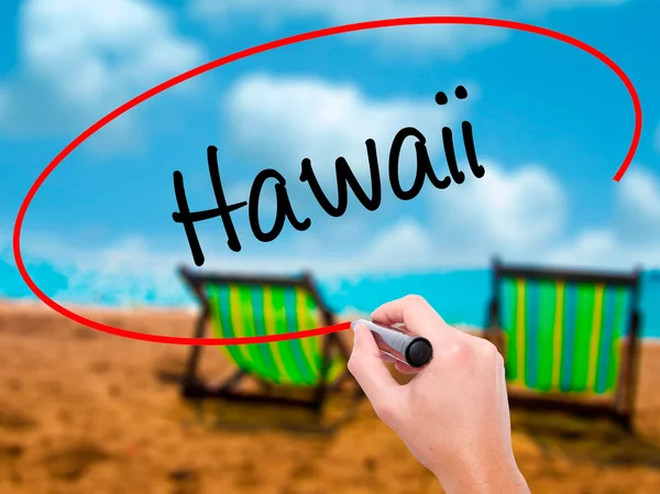 Man Hand escribiendo Hawaii con marcador negro en pantalla visual — Foto de Stock