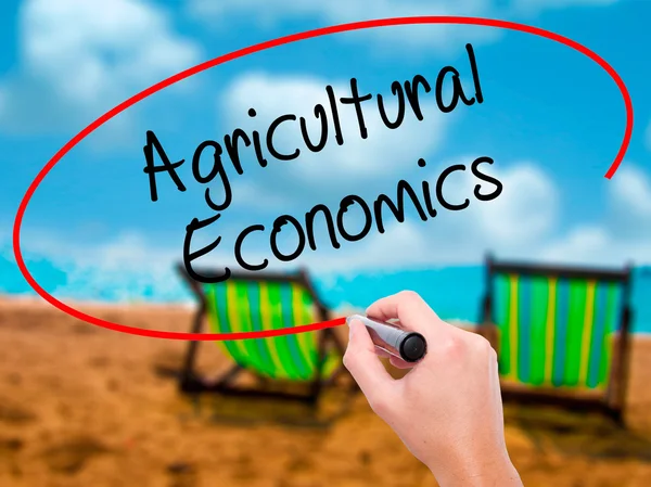 Mann schreibt mit schwarzem Filzstift Agrarökonomie — Stockfoto